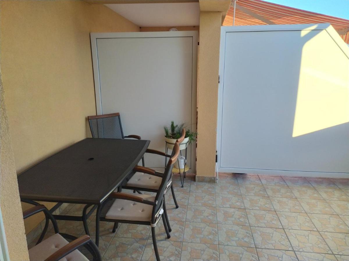 Zobic Family Apartments 拉布 外观 照片